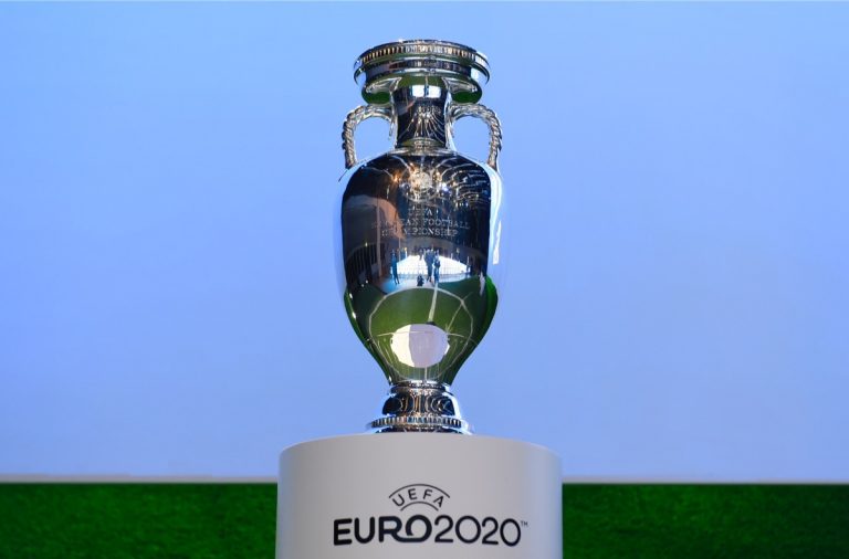 Der Pokal Der Euro 2020 Am 2 Dezember Werden Mit Hilfe Der 6 Lostöpfen Die Gruppen Ausgelost